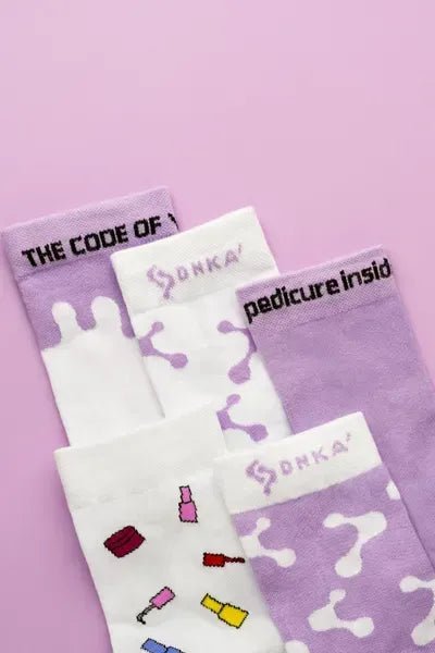 Stijlvolle DNKa sokken in wit en paars met unieke ontwerpen en leuke teksten