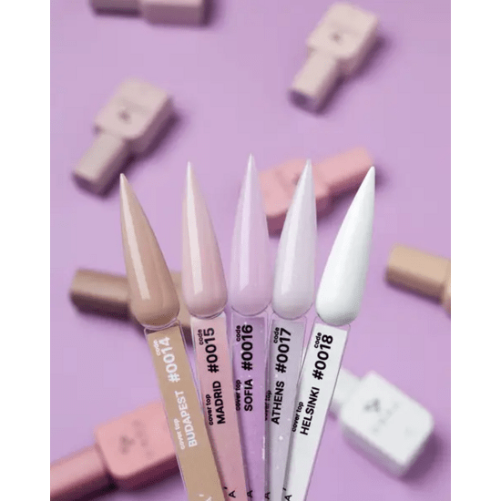 Vijf nageltips met DNKa Top Cover Finish in beige, roze en wit tinten op een paarse achtergrond