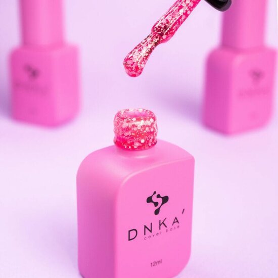 Roze DNKa flesje met glitterige TPO vrije cover base en kwastje boven de opening