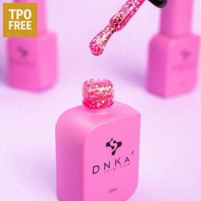 Roze DNKa flesje met glitterige TPO vrije cover base en kwastje boven de opening