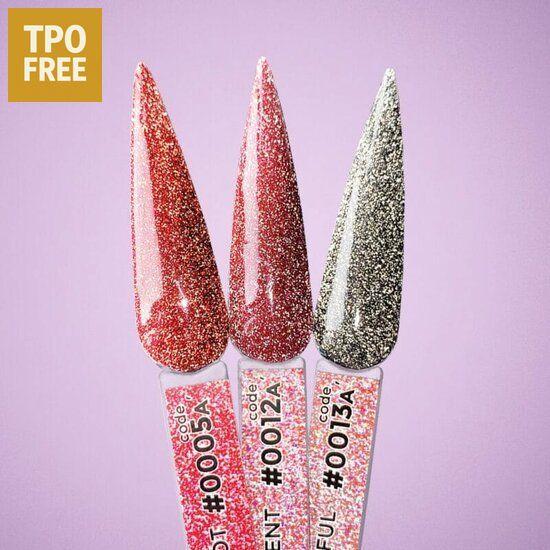 Drie glinsterende nagellakstalen met een warm rode nagelbasis en een zilveren glittersample