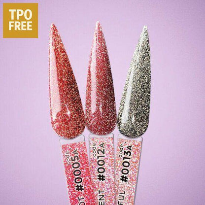 Drie glinsterende nagellakstalen met een warm rode nagelbasis en een zilveren glittersample