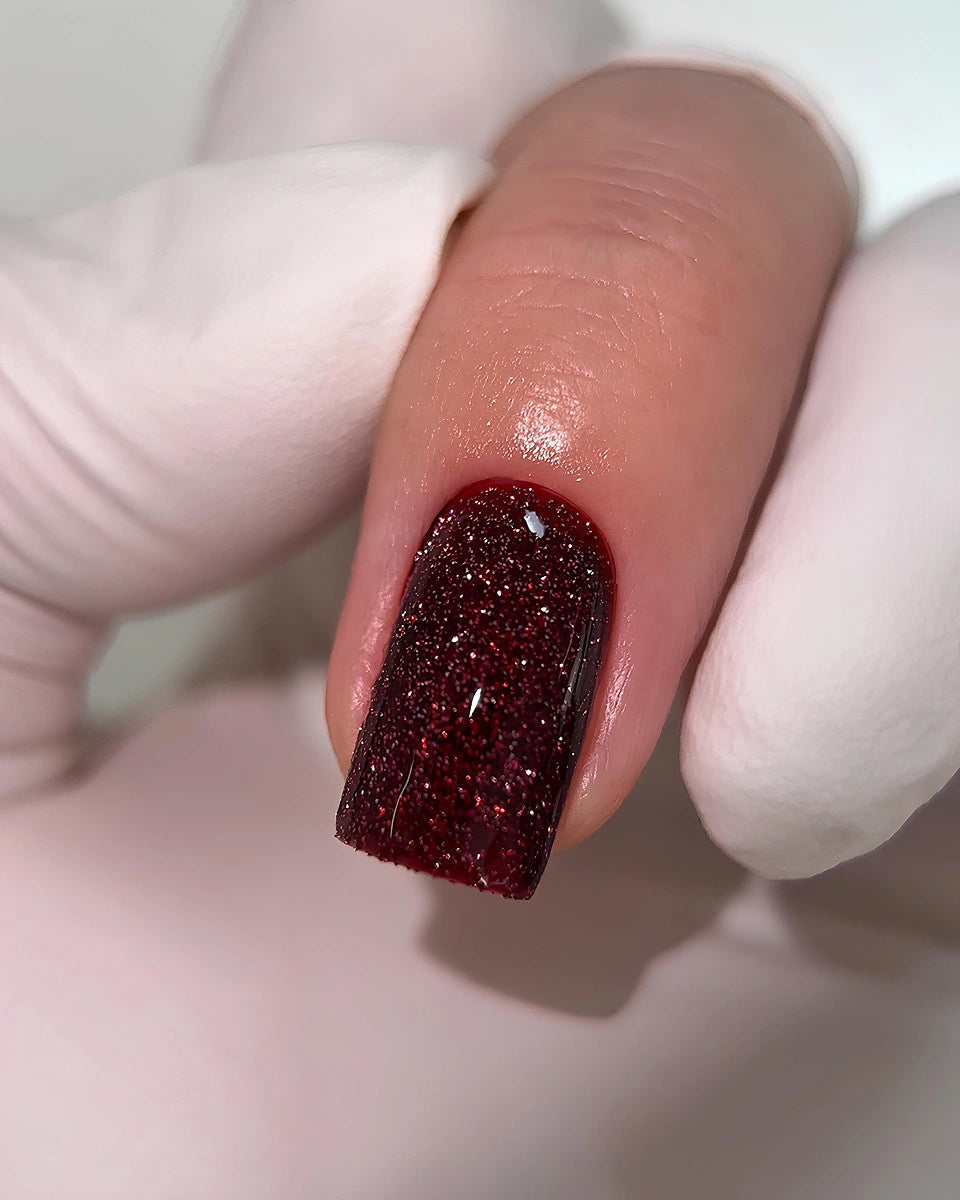 DARK gellak donker rood met schitterende glitters voor een glamoureuze manicure
