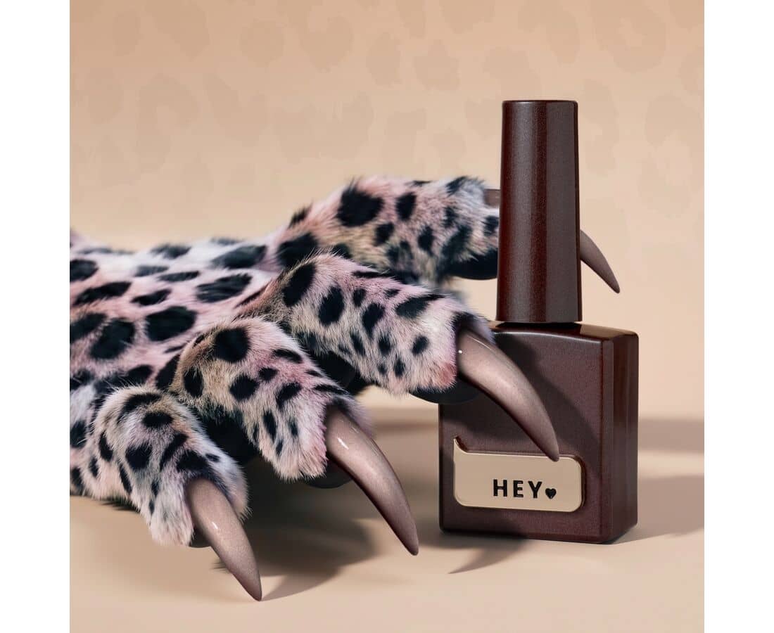 HEYLOVE cat eye gellak in een donkere tint met panterprint nagels