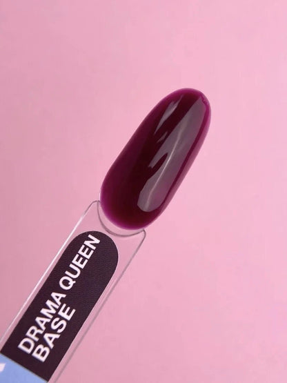 LUNA Cover Base DRAMA QUEEN 13ml in donkerpaars op een nagelstaafje voor nagelstyling
