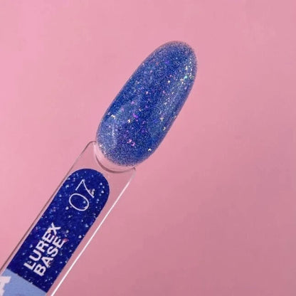 LUNA Lurex base gel in blauw met glitters op een nagelsticker voor nagelstyling