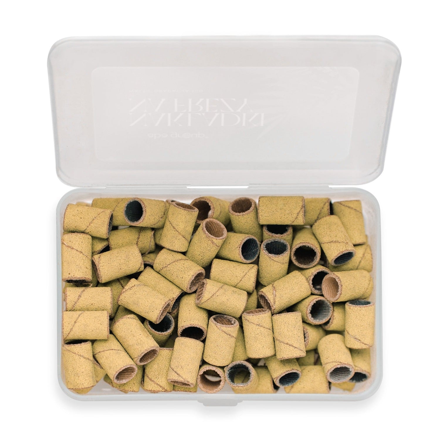 Lichte schuurrolletjes 6mm nagels in een transparante opbergdoos voor manicure benodigdheden