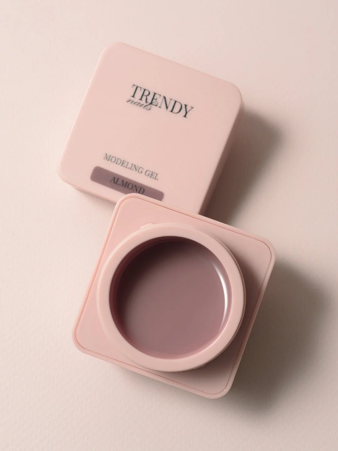 Trendy Nails gel modeling gel in Almond kleur in een roze verpakking voor nagelstyling