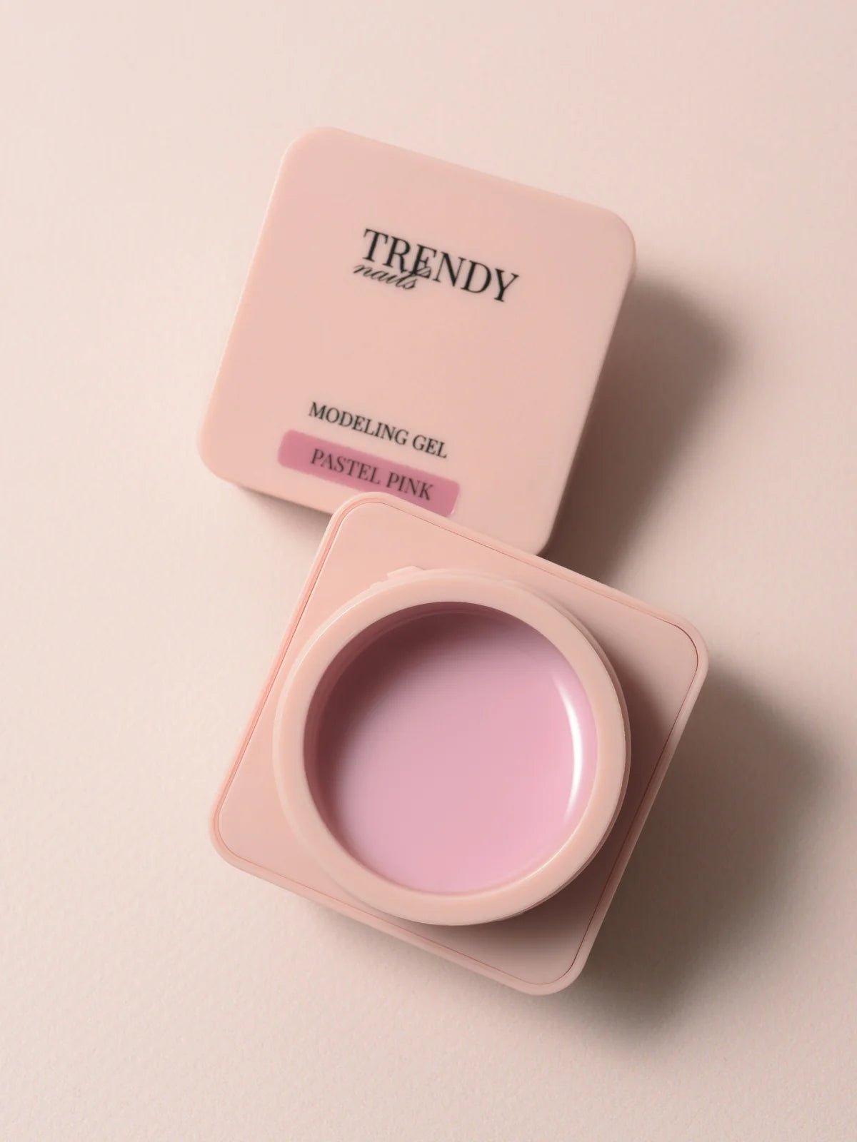 Trendy Nails gel in pasteltint roze, perfect voor moderne nagelontwerpen.
