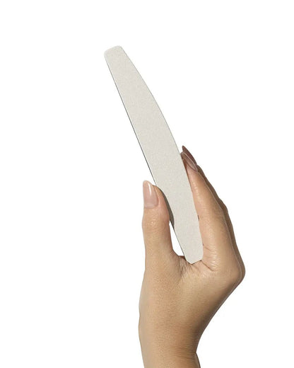 Wegwerp nagelvijlen halvemaan in hand, ideaal voor een gladde nagelafwerking.